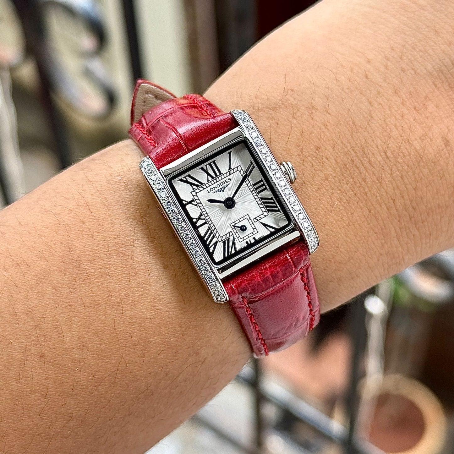 LONGINES MINI DOLCEVITA – TIMELESS LUXURY WITH A TOUCH OF RED