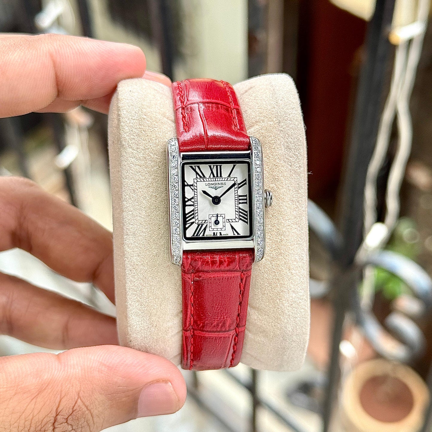 LONGINES MINI DOLCEVITA – TIMELESS LUXURY WITH A TOUCH OF RED